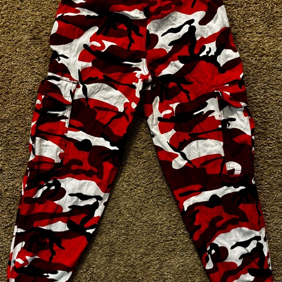 Rue 21 Woman’s Size Sm. Red Camo print Joggers Cargo pockets Great condition - Picture 3 of 16